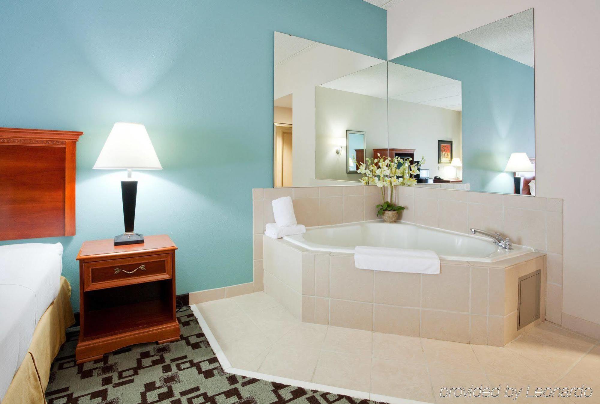 Express - Raleigh By Ihg Hotel 2*